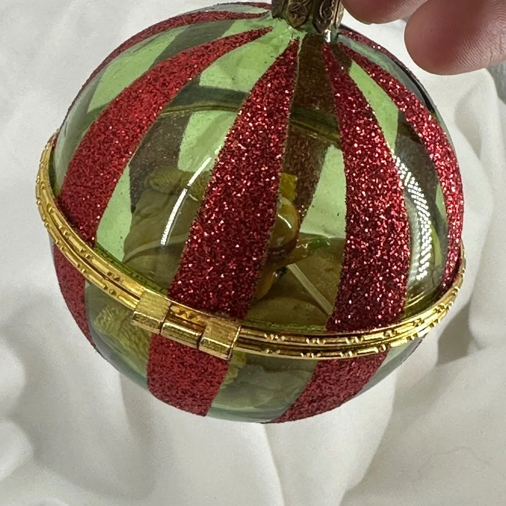 Waterford Holiday Heirlooms North Pole Treasures Box- Ornament * Crack in Glass